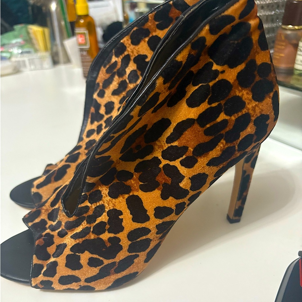 Jessica Simpson Animal print Elegant Shoe!